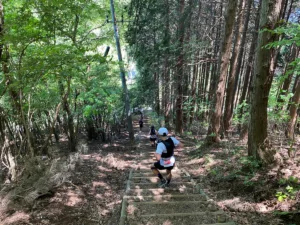 長い階段の下りも急勾配