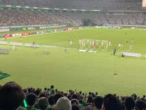 目の前で繰り広げられる攻防戦！