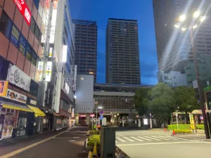 日暮里駅で空の色が漆黒から群青色に変わり始める…