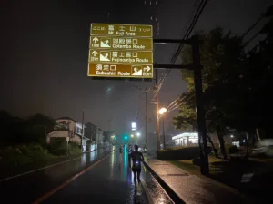 集団にコバンザメしながら登りに挑む