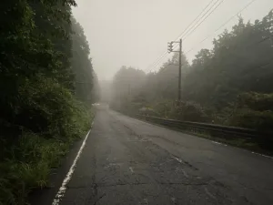 空が白み始め、雨も止んできた