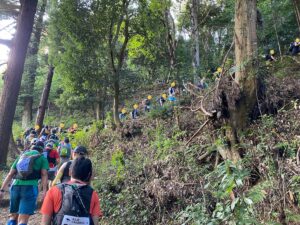 長い行列の一員となり今熊山を黙々と登る