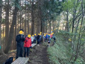 ハイタッチで応えながら醍醐丸を通過