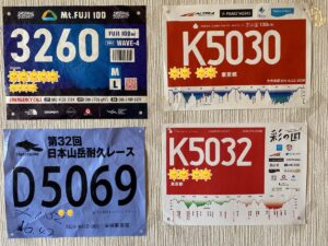 リタイアした4レース分のナンバーカードが並ぶ…