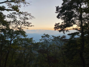 夕闇が迫り、間もなく夜間レースが始まる