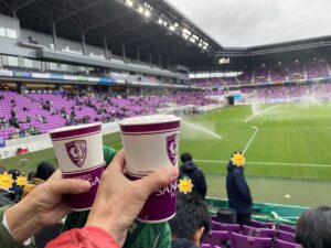 冷たい雨と風の中、家内とカンパイ！