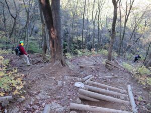 権次入峠直下は岩場と階段の激下り