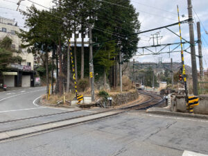 箱根登山鉄道・小涌谷駅横の踏切