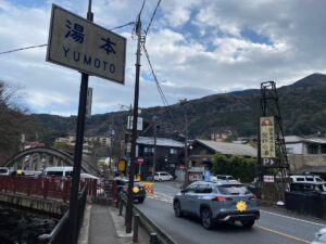 車は渋滞し、歩道を歩く観光客も増えてきた…