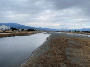 酒匂川に架かる酒匂橋からも富士山は見えず…