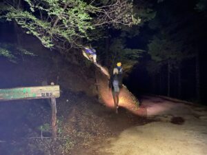 天子ヶ岳山頂へと続く急登との本格的な戦いが始まる