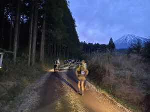 ダートの林道の下りが続く…
