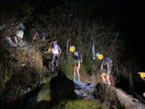 涸れた沢を登って最初の渋滞を突破!