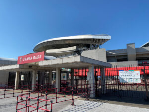 スタジアムを”探検”（ホーム側の北門）