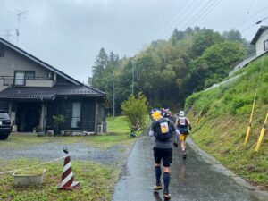 一旦ロードに出ると、後続のランナーが一気にパパ隊長を追い抜く