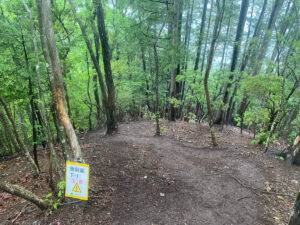 『急斜面下り 注意』の看板がある激下り