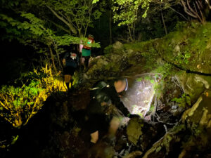 コバンザメ作戦を敢行しながら岩場を突破!