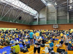 100kmのランナーで大混雑している体育館