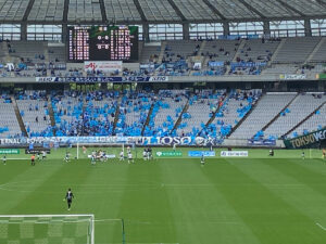 ロングボールを中心に横浜FC陣内に攻め込むヴェルディ
