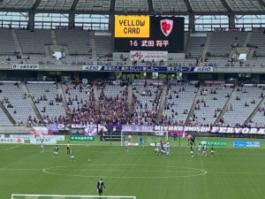 荒いサンガのプレイにイエローカード!
