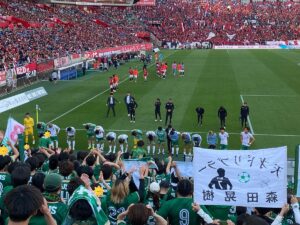 挨拶に来た選手・スタッフにはチャントと拍手で鼓舞