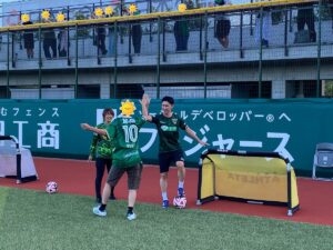 シュートを決め、平川選手&隅田選手とハイタッチする次男