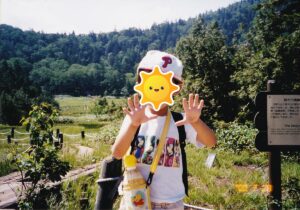 池めぐりコースをトレッキングする幼稚園年長組の長男(2002.7.28)