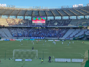 試合開始直後からゼルビア陣地に攻め込むヴェルディ