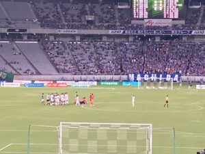 空中戦の激突で試合中断