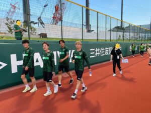 ヴェルディ選手を拍手や歓声で見送る