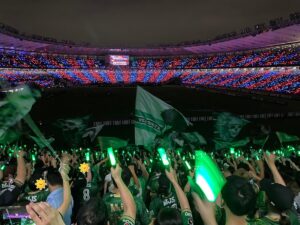 『緑 vs 青赤』の光の対決