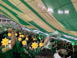巨大な横断幕で猛烈な蒸し暑さ…