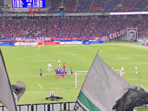 前半2分、ペナルティエリア手前でFK