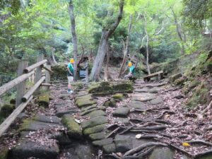 ベンチに座って休憩していたR太隊員に追い付く