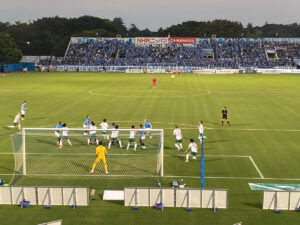 攻める横浜FC、守るヴェルディ