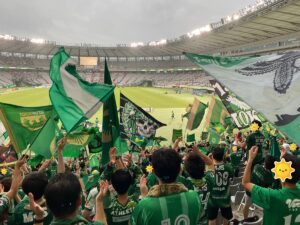 ウォーミングアップで入場するGK