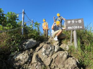 伊予ヶ岳山頂（南峰、標高336m）に到着！