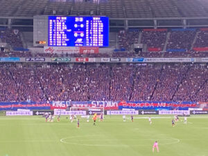 ヴェルディ陣内に攻め込むFC東京