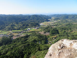 眼下に広がる山あいの田園風景