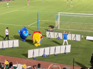 木原実さんとそらジロー&うみスケがピッチを周回