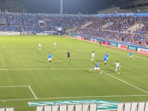 横浜FCゴールに迫るヴェルディだが…