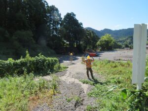 登山口でガッツポーズの兄弟！