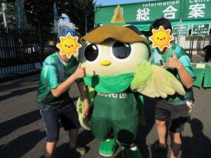 リヴェルンと記念写真を撮る兄弟