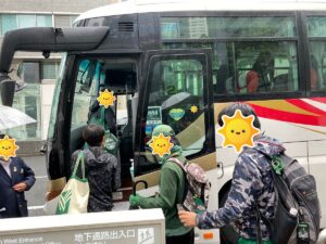 バスに乗り込む兄弟