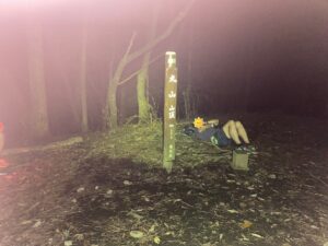 先客のいる丸山山頂で、パパ隊長も寝転んで休憩