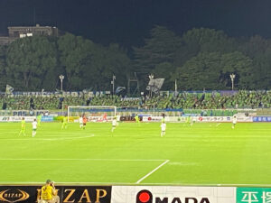 ロングボールで攻め込むヴェルディ