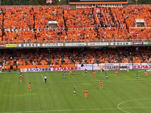 追加点を狙い、ヴェルディ陣内に攻め込むエスパルス