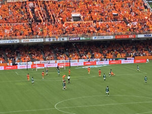 FW松橋選手が右足を振り抜くが…