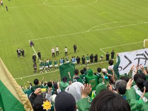 ”J1残留”を決めた選手・スタッフをチャントで迎える