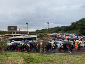 雨の中、家路を急ぐサポーターで大混雑